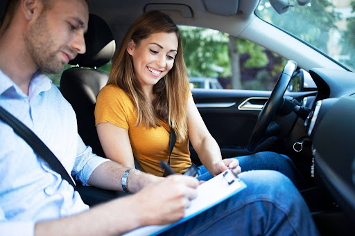 Persona sacando licencia de conducción